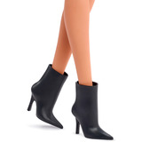 Mattel Barbie Basics Model 01 mit brünettem Haar in schwarzem Kleid und spitzen Schuhen, Puppe 