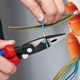 KNIPEX Elektro-Installationszange 13 92 200  rot/blau, schlanke Bauform, geschraubtes Gelenk, aktive Sperrklinge