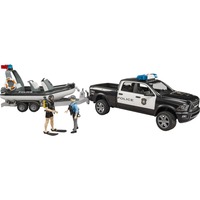 bruder 02507 RAM 2500 Polizei Pickup, L+S Modul, Anhänger mit Boot, Modellfahrzeug schwarz/weiß, Inkl. 2 Figuren
