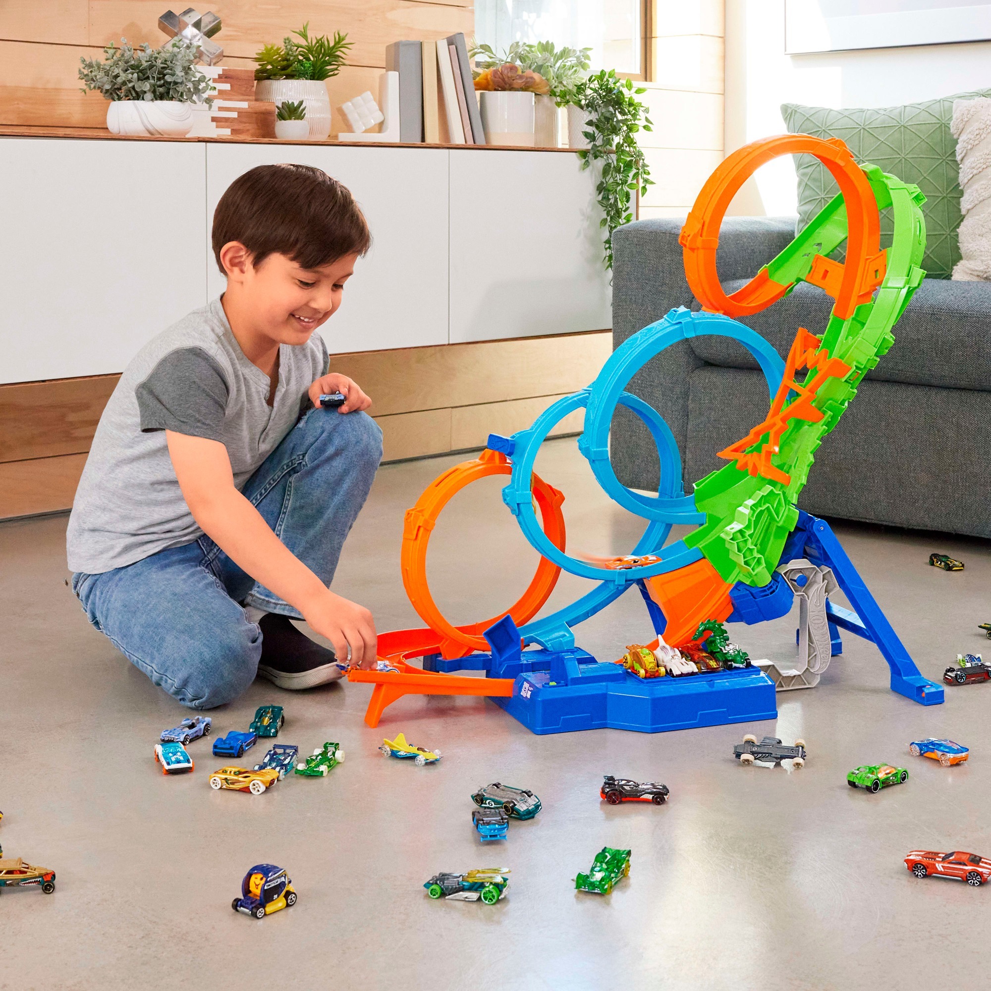 Hot Wheels 4-Loopings Crash Gefahr Trackset, Rennbahn mit batteriebetriebenem Beschleuniger und 1 Auto